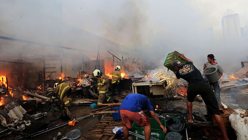 Perjuangan Warga Padamkan Kobaran Api yang Hanguskan Pasar Inpres Kebon Melati - Bagian 6