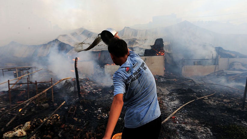 Perjuangan Warga Padamkan Kobaran Api yang Hanguskan Pasar Inpres Kebon Melati - Bagian 2