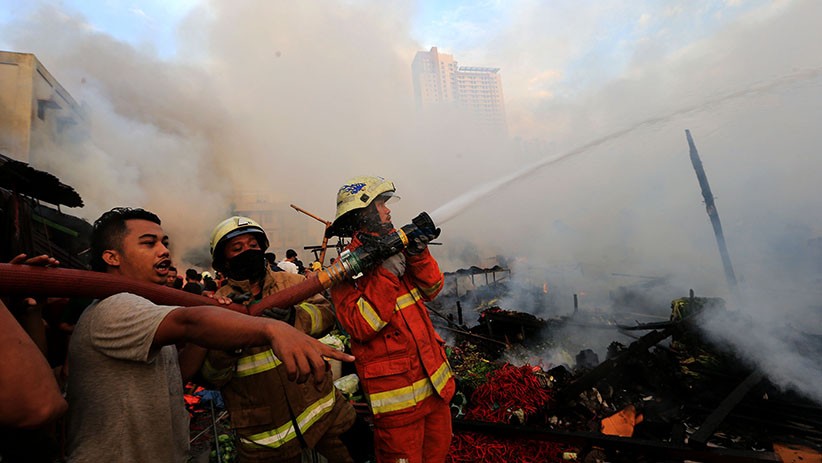 Perjuangan Warga Padamkan Kobaran Api yang Hanguskan Pasar Inpres Kebon Melati - Bagian 5