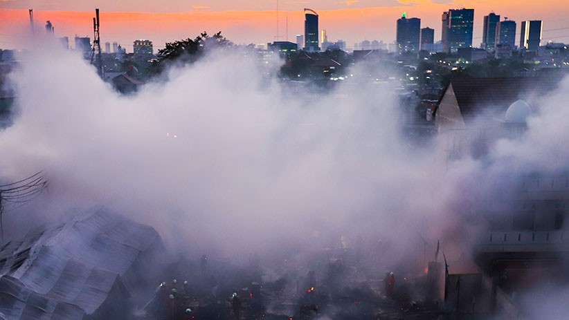 Kebakaran Permukiman Warga di Tanah Abang, Asap Hitam Membubung Tinggi - Bagian 1