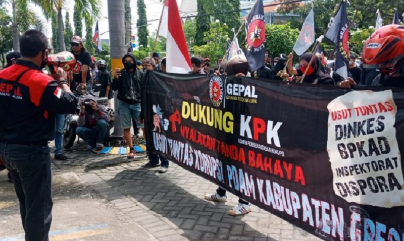 Datangi PDAM Giri Tirta, Warga Gresik Minta Dugaan Korupsi Diusut Tuntas 