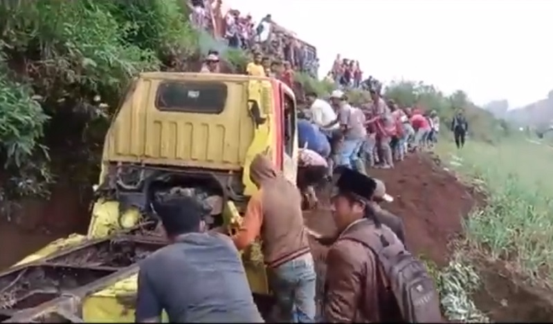 Dramatis, Warga di Lereng Bromo Tarik Truk dari Jurang 100 Meter dengan Tali 