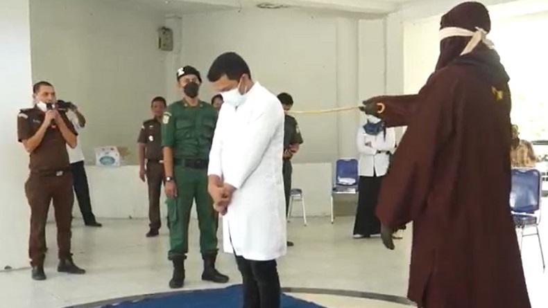 Terbukti Jual Miras, 2 Mahasiswa Aceh Dicambuk 18 Kali