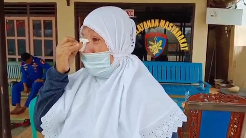 Sambil Menangis, Ibu Ini Cerita Keponakannya Jadi Korban Kecelakaan MV Barokah Jaya