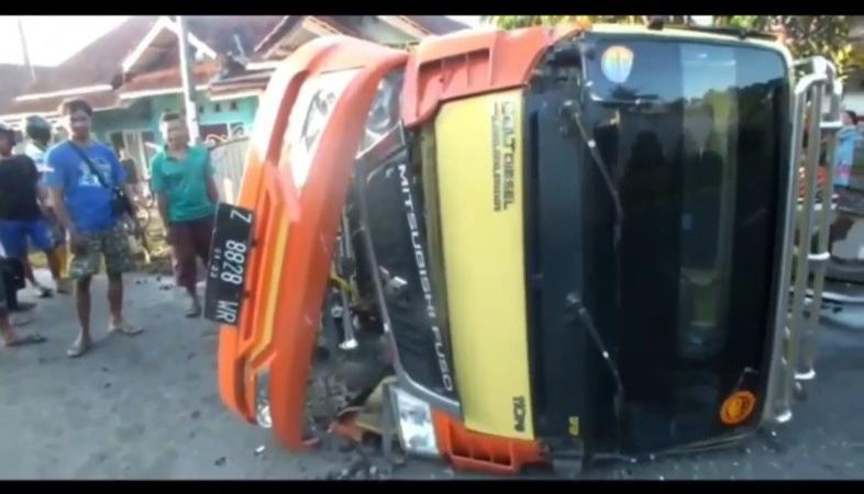 Mobil Travel Tabrak Truk Muatan Benih Ikan di Cilacap, 4 Luka