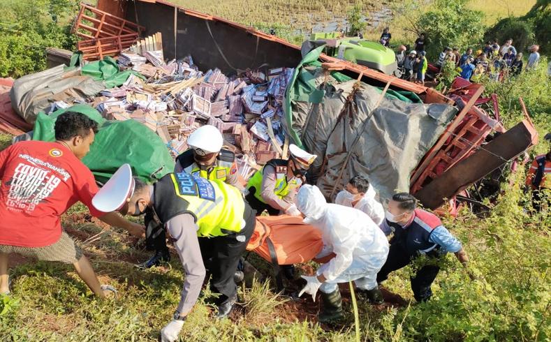 Truk Muatan Keramik Tabrak Truk Parkir Darurat di Jalan Tol Pekalongan, 1 Tewas