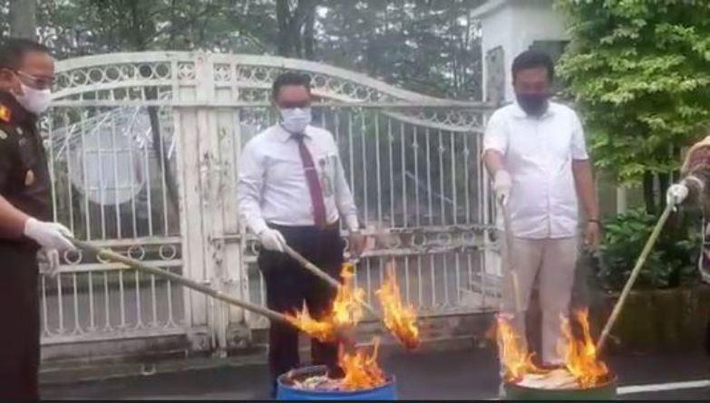 Kejari Pekalongan Musnahkan Barang Bukti 26 Perkara Tindak Pidana 