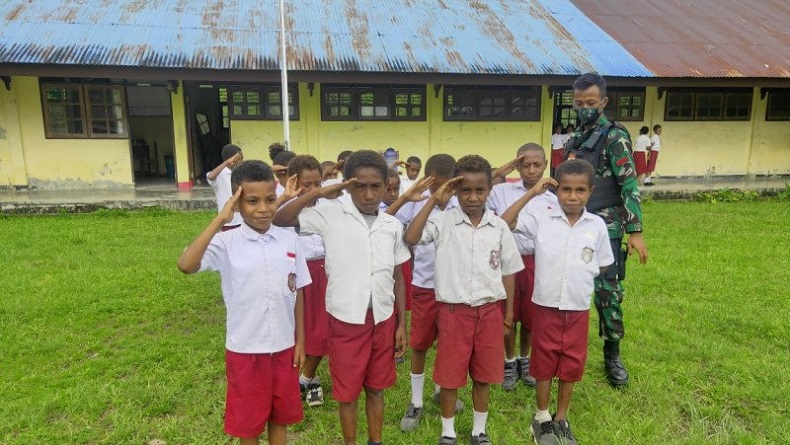 Prajurit TNI Berikan Pelatihan Baris Berbaris kepada Siswa SD di Keerom