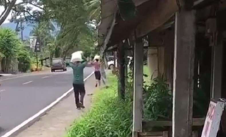 Viral Penerima Beras Miskin di Bali Naik Terios, Netizen: Malu Dong!