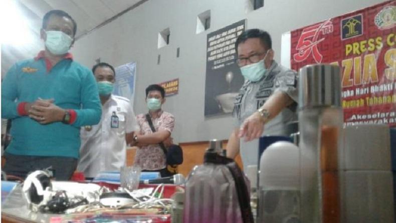 title Razia Lapas Manado, Warga Binaan Kedapatan Simpan Berbagai Macam Barang Terlarang Razia Lapas Manado, Warga Binaan Kedapatan Simpan Berbagai Macam Barang Terlarang