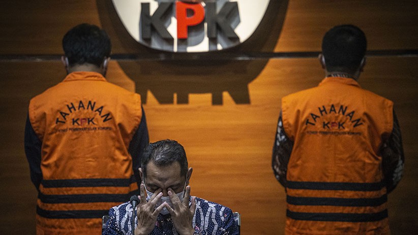 Terlibat Korupsi, Bupati Bandung Barat dan Anak Pakai Rompi Tahanan KPK - Bagian 3