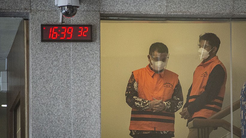 Terlibat Korupsi, Bupati Bandung Barat dan Anak Pakai Rompi Tahanan KPK - Bagian 2