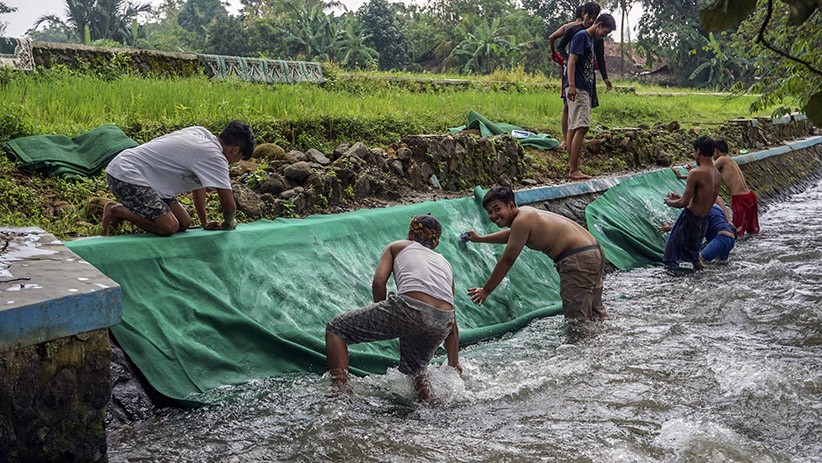Tradisi Mencuci Karpet Musala di Sungai Jelang Ramadan - Bagian 3