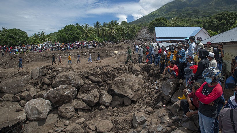 Masyarakat Ile Boleng NTT Rela Berdiri Berjam-jam Menanti Presiden Jokowi Tiba - Bagian 3