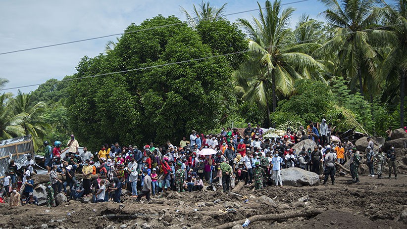 Masyarakat Ile Boleng NTT Rela Berdiri Berjam-jam Menanti Presiden Jokowi Tiba - Bagian 2