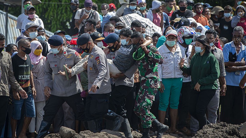 Ribuan Warga Sambut Presiden Jokowi di Ile Boleng, Banyak Ibu-Ibu Pingsan - Bagian 2
