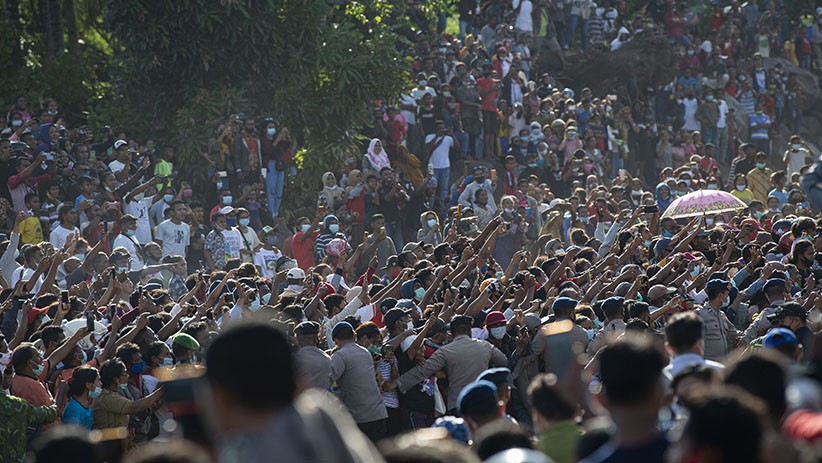 Ribuan Warga Sambut Presiden Jokowi di Ile Boleng, Banyak Ibu-Ibu Pingsan - Bagian 1