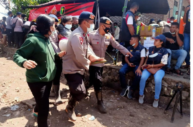 Kelelahan Menunggu Presiden Jokowi, Ratusan Pengungsi Korban Bencana di NTT Dirawat