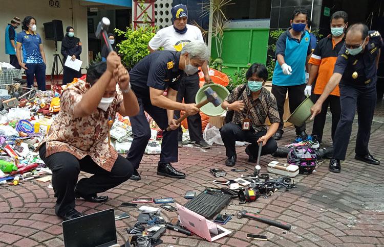 Bea Cukai Yogyakarta Musnahkan Ribuan Barang Ilegal, dari Sex Toys sampai Handphone