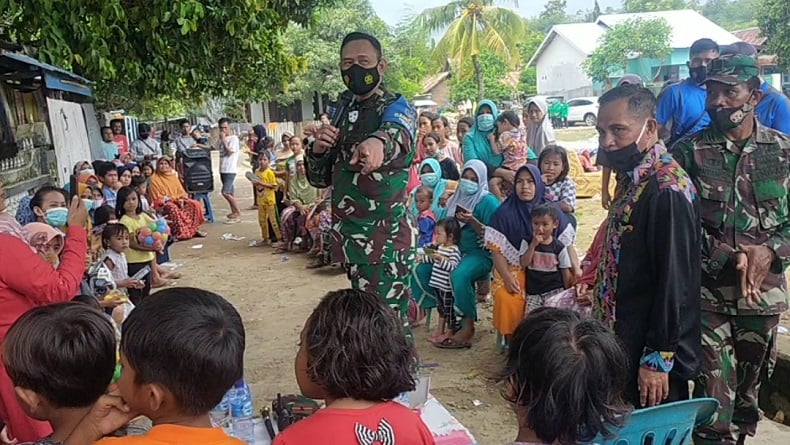 Pulihkan Trauma Pascabanjir, Danrem 162 WB Hibur Anak-Anak di Bima