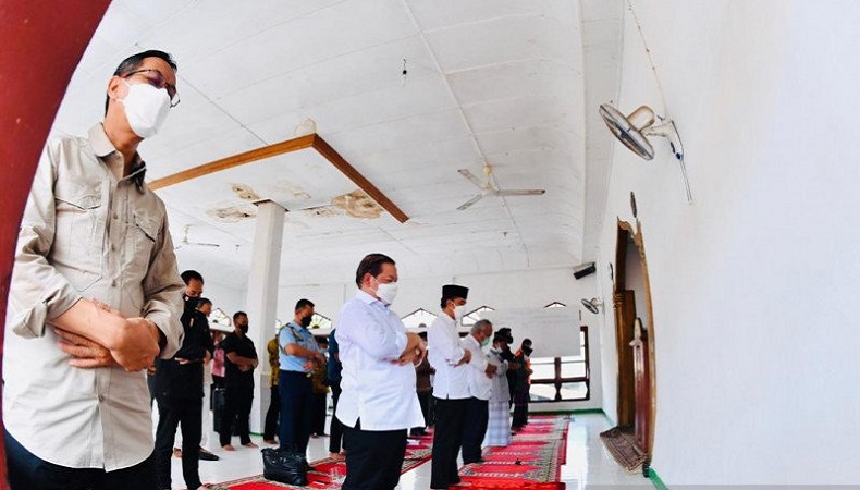 Singgah di Masjid Lembata NTT, Presiden Jokowi Jadi Imam Salat Jamak Asar  
