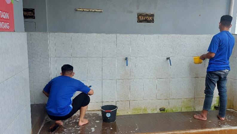 title Sambut Ramadan, Warga Binaan Rutan Salatiga Bersih-Bersih Masjid Sambut Ramadan, Warga Binaan Rutan Salatiga Bersih-Bersih Masjid
