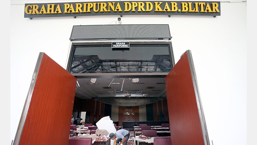 Penampakan Atap Ruang Sidang DPRD Kabupaten Blitar Runtuh akibat Gempa Bumi - Bagian 3