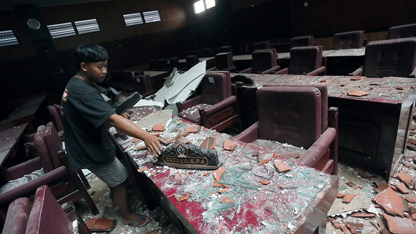 Penampakan Atap Ruang Sidang DPRD Kabupaten Blitar Runtuh akibat Gempa Bumi - Bagian 2