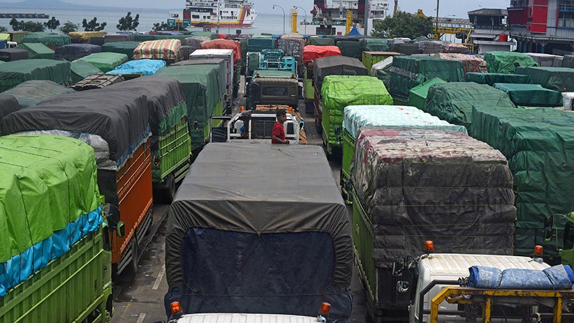 Antrean Ratusan Truk di Pelabuhan Merak, Terhambat karena Gelombang Tinggi - Bagian 3