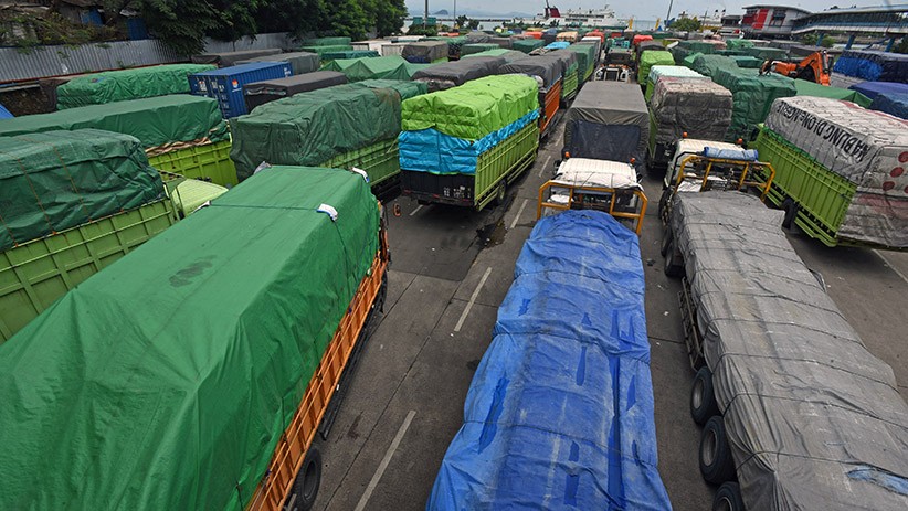 Antrean Ratusan Truk di Pelabuhan Merak, Terhambat karena Gelombang Tinggi - Bagian 1