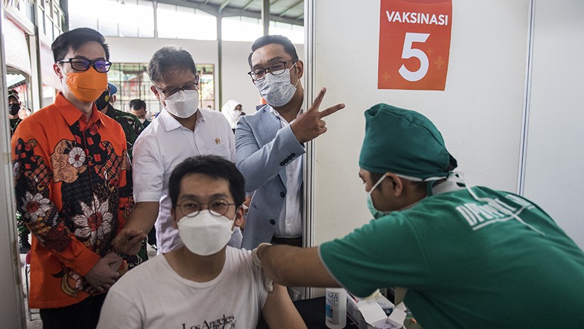 Menkes dan Gubernur Jabar Tinjau Vaksinasi Massal di Bandung - Bagian 1