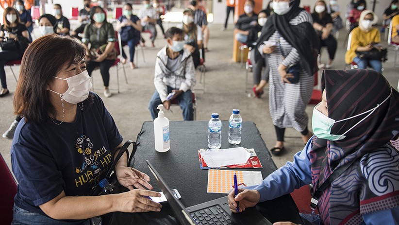 Menkes dan Gubernur Jabar Tinjau Vaksinasi Massal di Bandung - Bagian 3