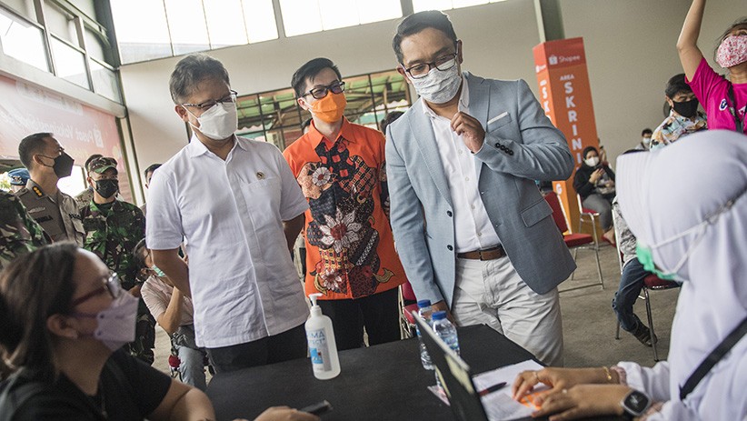 Menkes dan Gubernur Jabar Tinjau Vaksinasi Massal di Bandung - Bagian 2