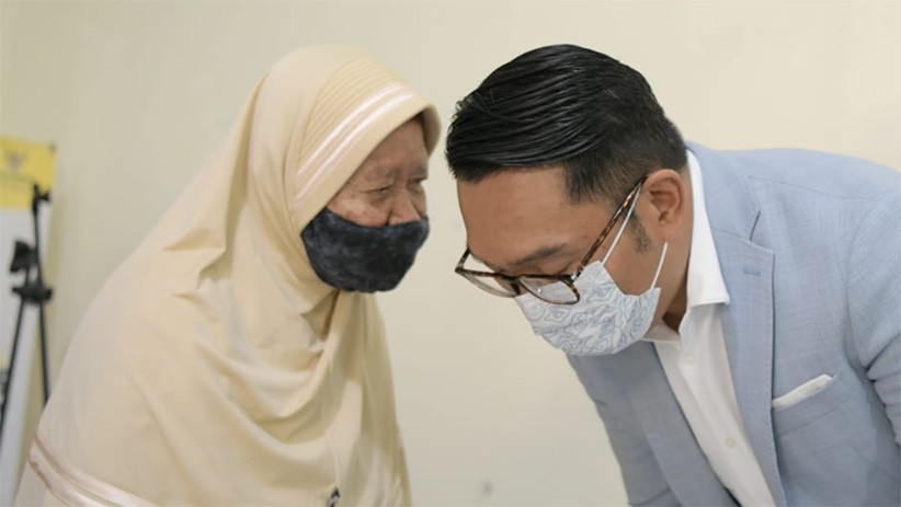 Momen Keakraban Ridwan Kamil bersama Para Lansia - Bagian 1