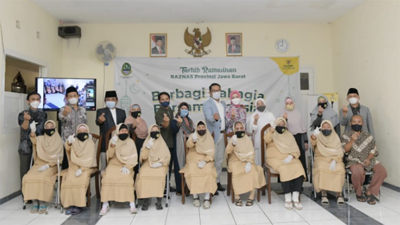 Momen Keakraban Ridwan Kamil bersama Para Lansia - Bagian 4