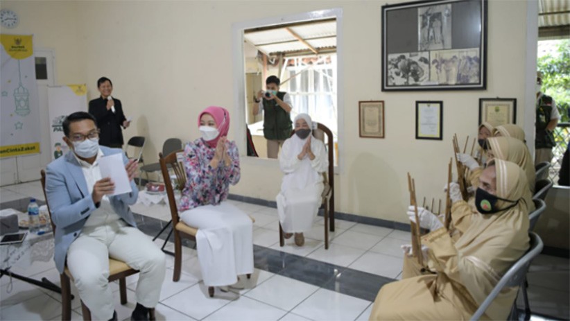 Momen Keakraban Ridwan Kamil bersama Para Lansia - Bagian 2