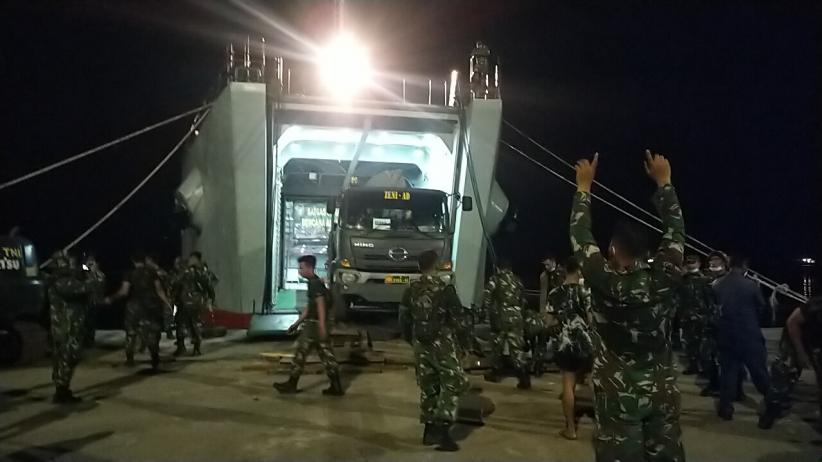 Kapal ADRI-50 Angkut 3 Jembatan dan Alat Berat Tiba di Pelabuhan Bima