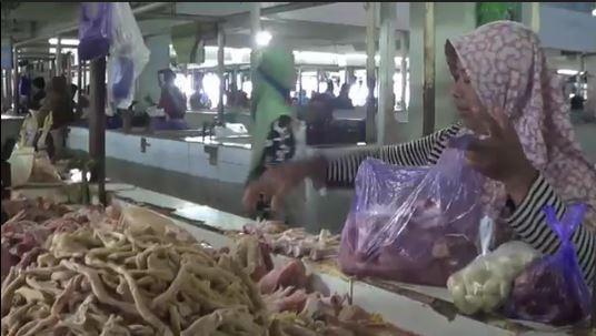 Harga Daging Ayam Melambung, Warga Beralih Beli Jeroan dan Cakar 