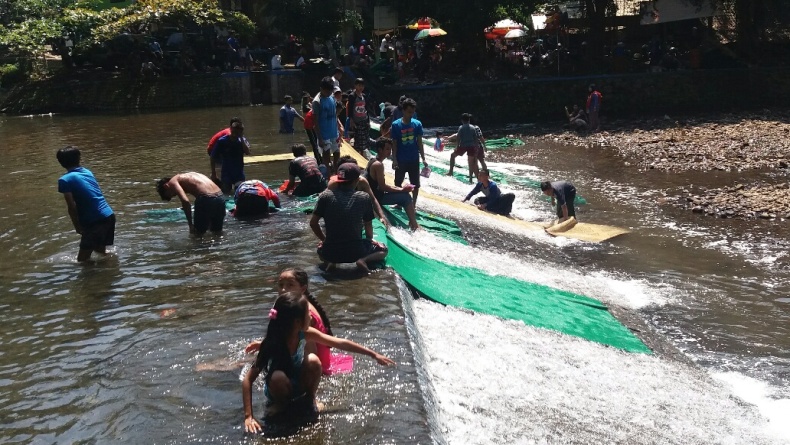 Jelang Ramadan, Warga Cuci Karpet Masjid di Sendang Senjoyo