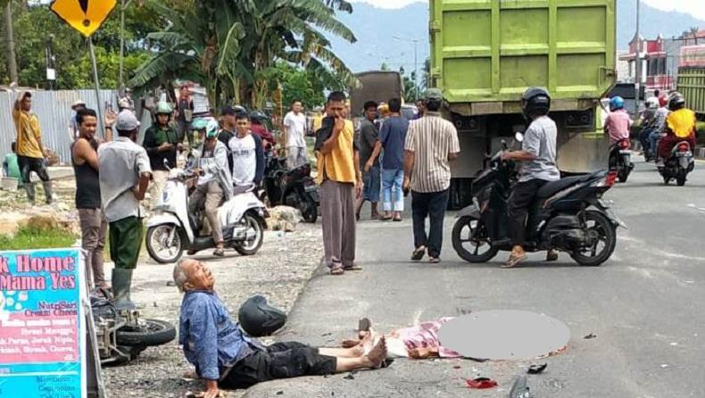 Pilu, Istri Tewas Digilas Truk, Kakek 74 Tahun Ini hanya Bisa Duduk Lemas di Jalan