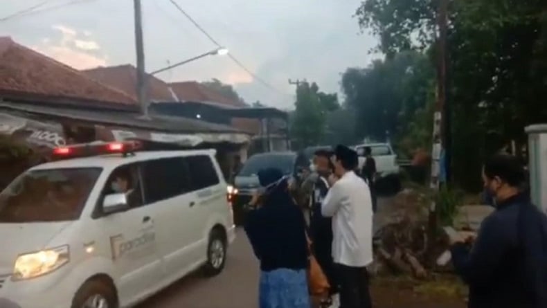 Jenazah Korban Ledakan Di Kilang Balongan Dimakamkan, Isak Tangis ...