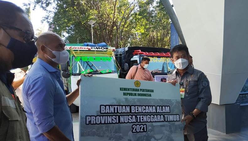 Kunjungi NTT, Mentan SYL Kucurkan Bantuan dan Tinjau Lahan Pertanian Terdampak Bencana Alam