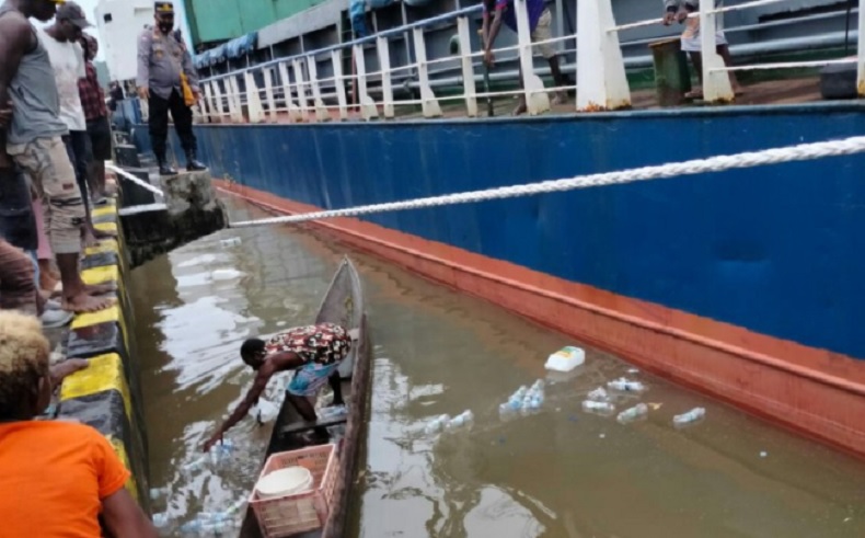 title Viral Video Polisi Tumpahkan Miras ke Laut, Kapolres Mimika Minta Maaf Viral Video Polisi Tumpahkan Miras ke Laut, Kapolres Mimika Minta Maaf