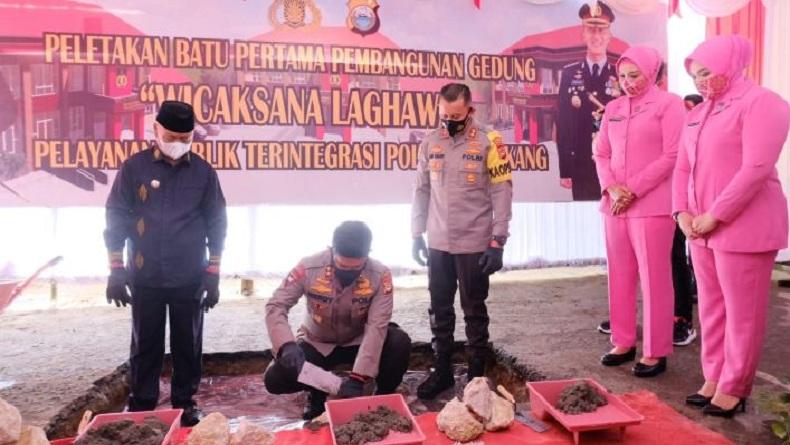 title Groundbreaking Gedung Pelayanan Publik, Kapolda Sulsel: Kapolres Enrekang Sangat Berprestasi Groundbreaking Gedung Pelayanan Publik, Kapolda Sulsel: Kapolres Enrekang Sangat Berprestasi
