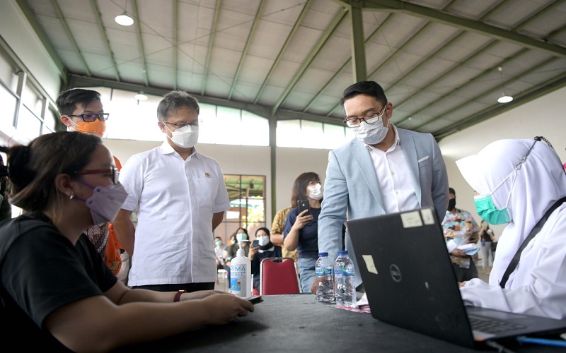 Dampingi Menkes, Ridwan Kamil: Jabar Komitmen Akselerasi Vaksinasi Covid-19