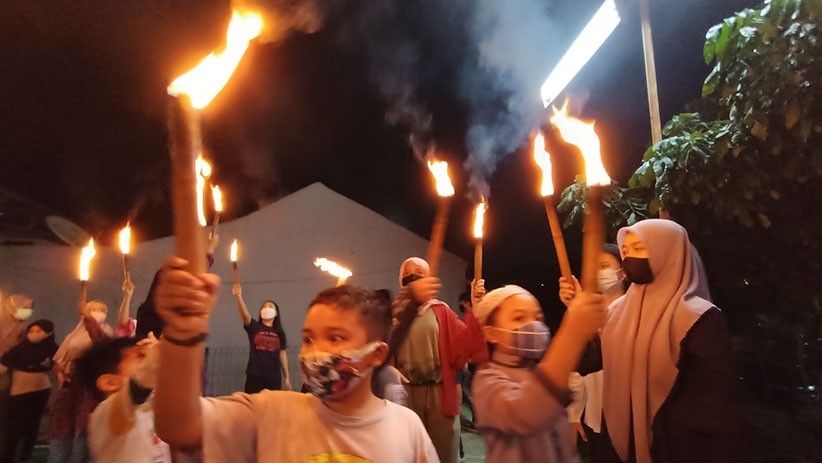 Anak-Anak Depok Pawai Obor Menyambut Ramadan dengan Protokol Kesehatan - Bagian 3