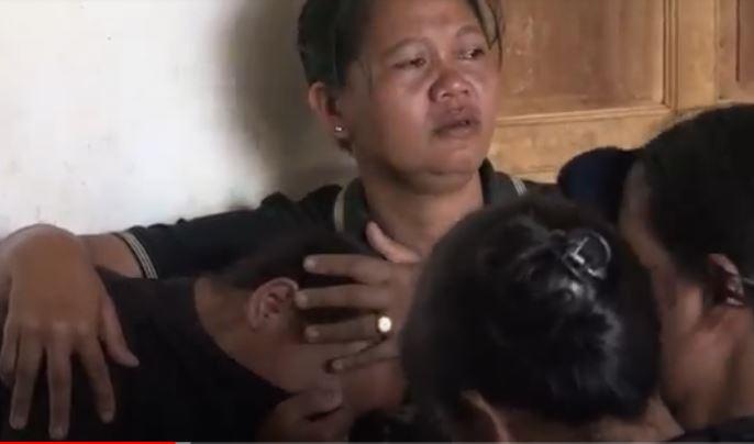 Istri Guru yang Tewas Ditembak KKB Terus Menangis, Warga Datangi Rumah Duka