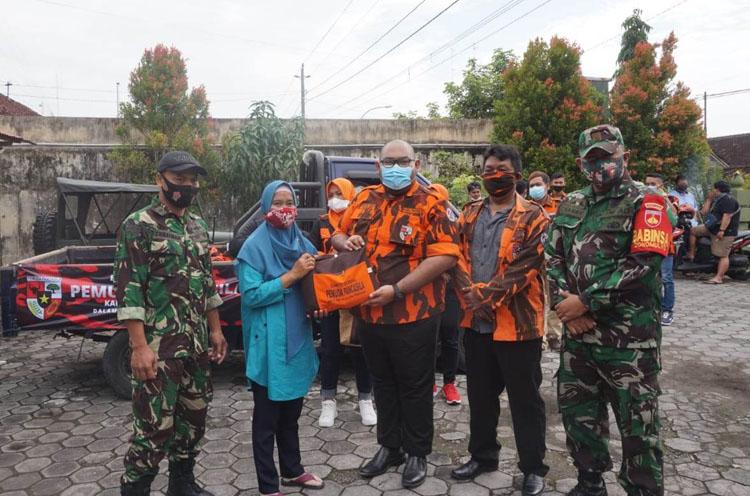 Sambut Ramadan, Pemuda Pancasila Kulonprogo Bagikan Sembako kepada Janda  