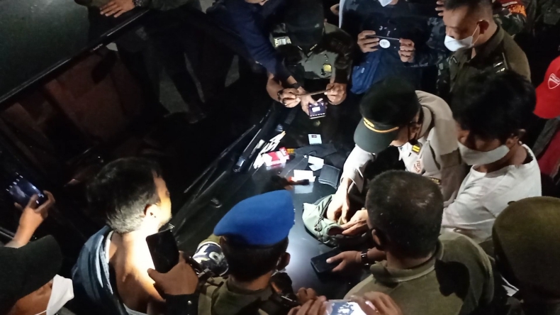 title Simpan Ganja, Pria dan Wanita di Pangkalpinang Diamankan saat Santai di Jembatan Simpan Ganja, Pria dan Wanita di Pangkalpinang Diamankan saat Santai di Jembatan