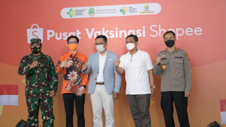 Ridwan Kamil dan Menkes Budi Gunadi Tinjau Vaksinasi Covid-19 di Taman Kota Bandung